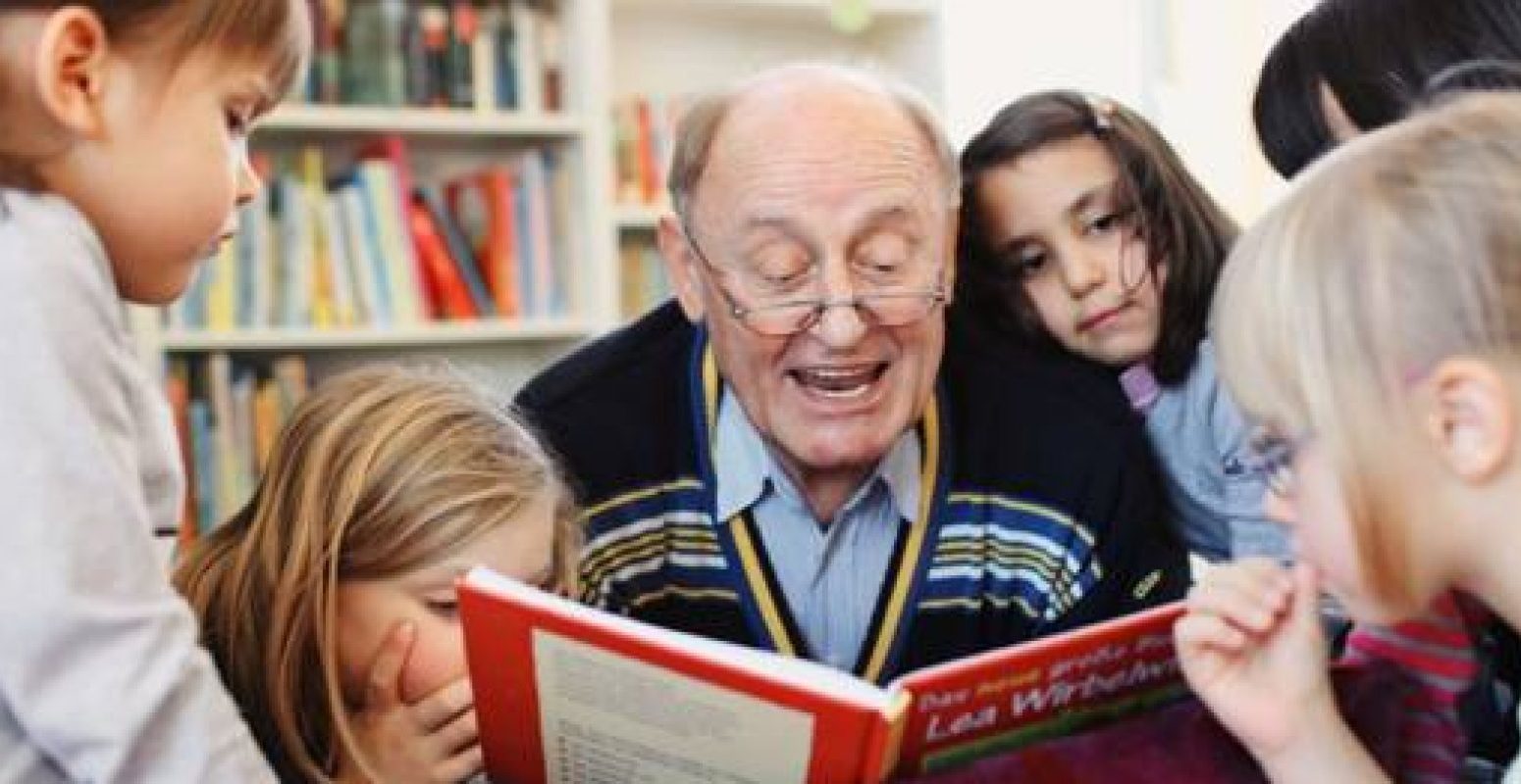 Читать пенсионер. Старик в библиотеке. Пенсионеры в библиотеке. Пожилые люди в библиотеке. Чтение пожилых людей.