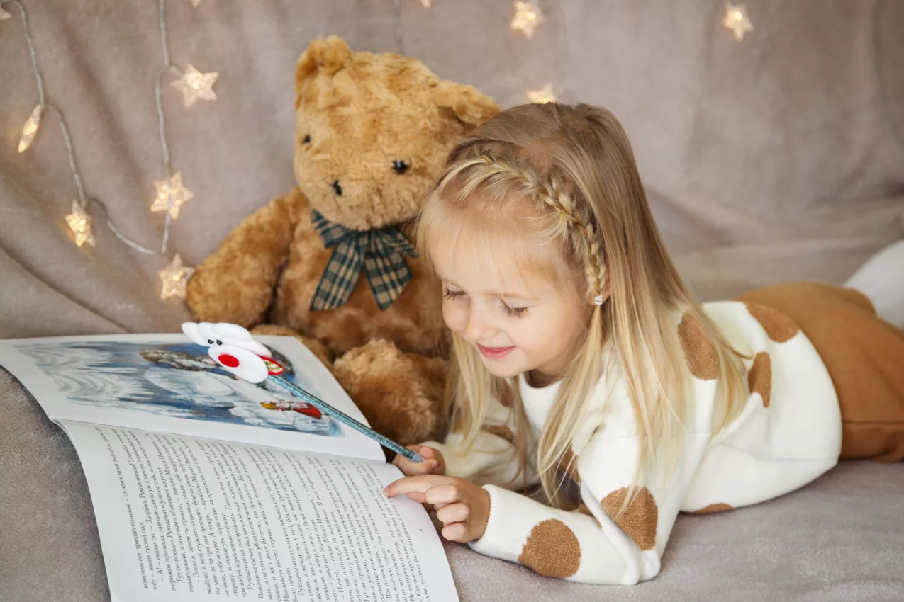 Сайт читает детям. Дети читают. Девочка читает. Ребенок читает книгу. Девочка читает сказки.